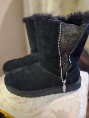 UGG Classic Short Boot in Black Suede Woth Sparkly Side Zip Detail Size 7